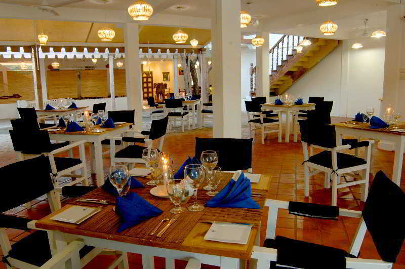נילבלי Pigeon Island Beach Resort And Spa מסעדה תמונה